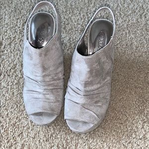 carlos santana grey wedges